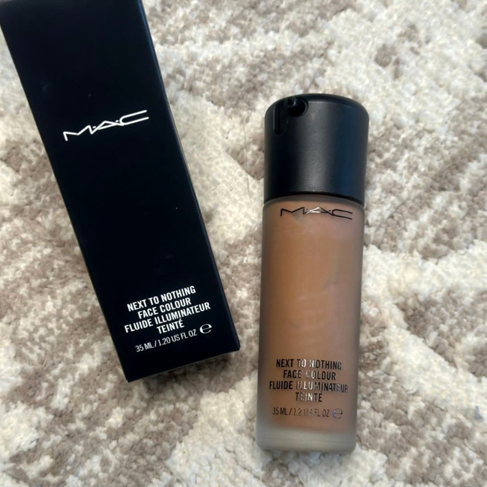 NEW - MAC Foundation "Next To Nothing" Face Colour in Dark Plus - 35 ML/1.20 OZ